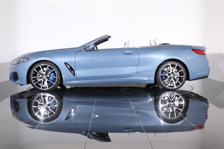 BMW 8シリーズ 840i カブリオレ Mスポーツ 1オーナー バルセロナブルー