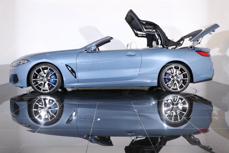 BMW 8シリーズ 840i カブリオレ Mスポーツ 1オーナー バルセロナブルー