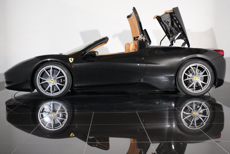 フェラーリ 458 スパイダー F1 DCT 左ハンドル ベージュ×茶革 20インチ