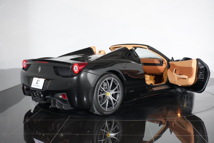フェラーリ 458 スパイダー F1 DCT 左ハンドル ベージュ×茶革 20インチ