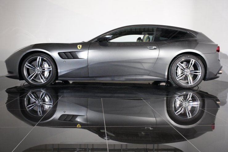 フェラーリ GTC4ルッソ V12 F1 DCT 右ハンドル トルトラ×チャコール