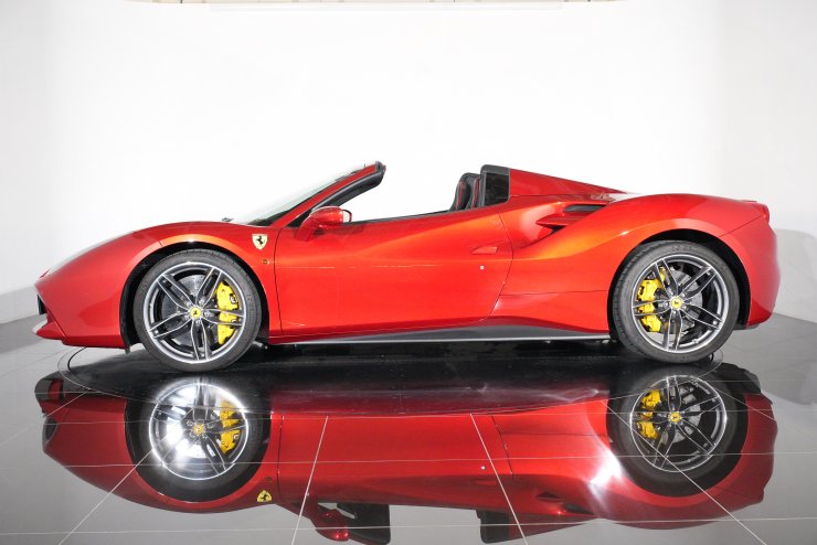 フェラーリ 488 スパイダー F1 DCT 左H 走行8000km 特注カラーフロント