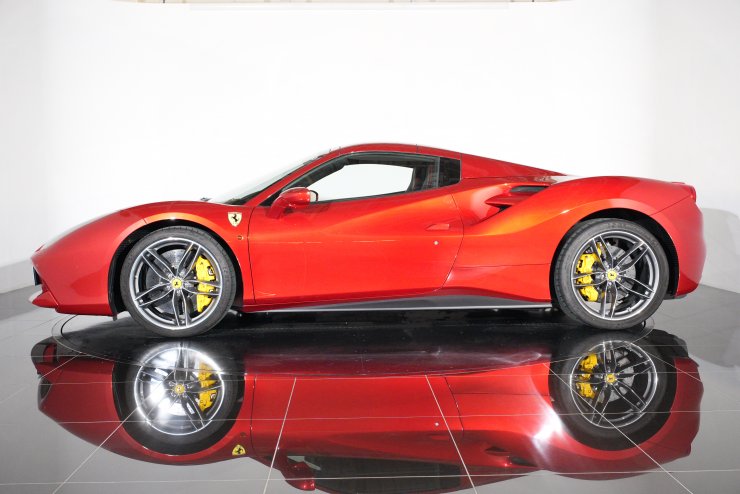 フェラーリ 488 スパイダー F1 DCT 左H 走行8000km 特注カラーフロント