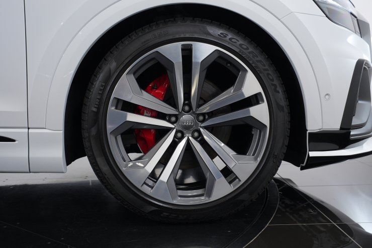 アウディ Q8 55TFSI クワトロ デビューPKG Sライン ダイナミックED S