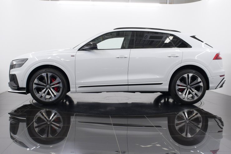 アウディ Q8 55TFSI クワトロ デビューPKG Sライン ダイナミックED S