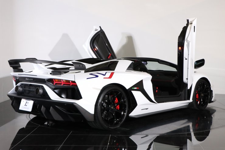 ランボルギーニ アヴェンタドール SVJ ロードスター 正規ディーラー車