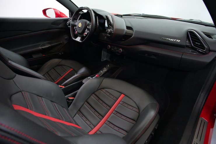 フェラーリ 488 GTB F1 DCT 正規ディーラー車 オプション総額約418万円