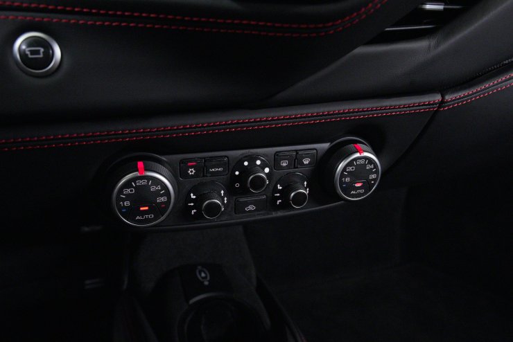 フェラーリ 488 GTB F1 DCT 正規ディーラー車 オプション総額約418万円