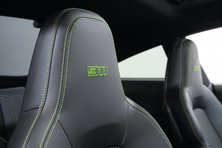 ポルシェ 911(Type992) カレラT 7MT 左ハンドル OPカラー：クレヨン