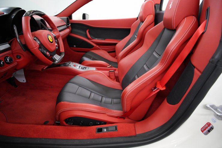 フェラーリ 458 スパイダー F1 カーボンファイバー・ドライバーゾーン