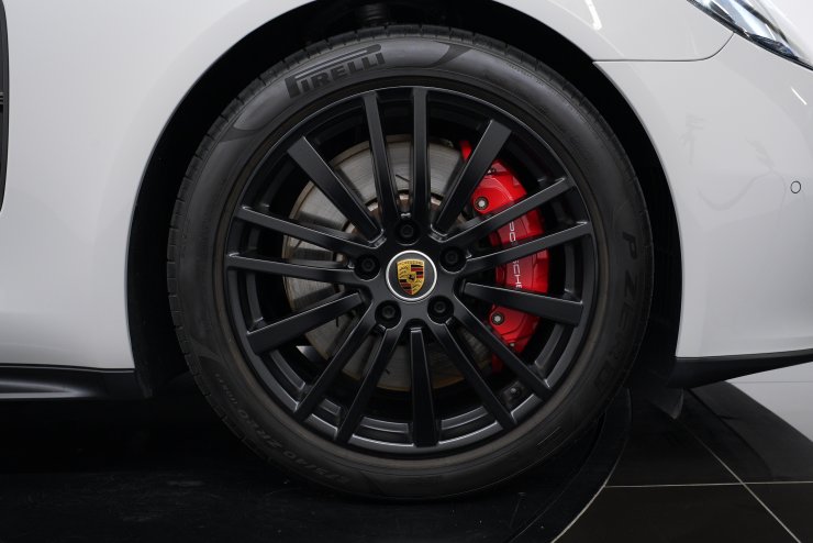 ポルシェ パナメーラ GTS スポーツツーリスモ PDK OPカラー：クレヨン