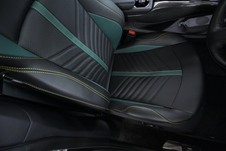 アストンマーティン DBX 707 Japan Midnight Podium Edition 国内11台