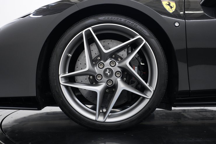 フェラーリ F8 トリビュート 中古 純正ホイール フェラーリ F8 トリブート F1 DCT 左ハンドル オプション総額800万円超