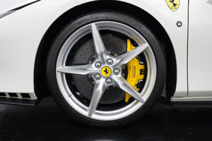 フェラーリ F8 スパイダー 正規ディーラー車 カーボンLEDステアリング