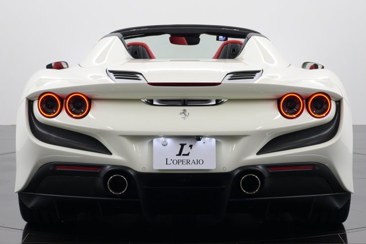 フェラーリ F8 スパイダー 正規ディーラー車 カーボンLEDステアリング