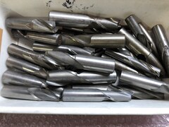 様々なメーカーやサイズがあります。 エンドミル1山 【エンドミル1山】様々なメーカーやサイズがあります。
