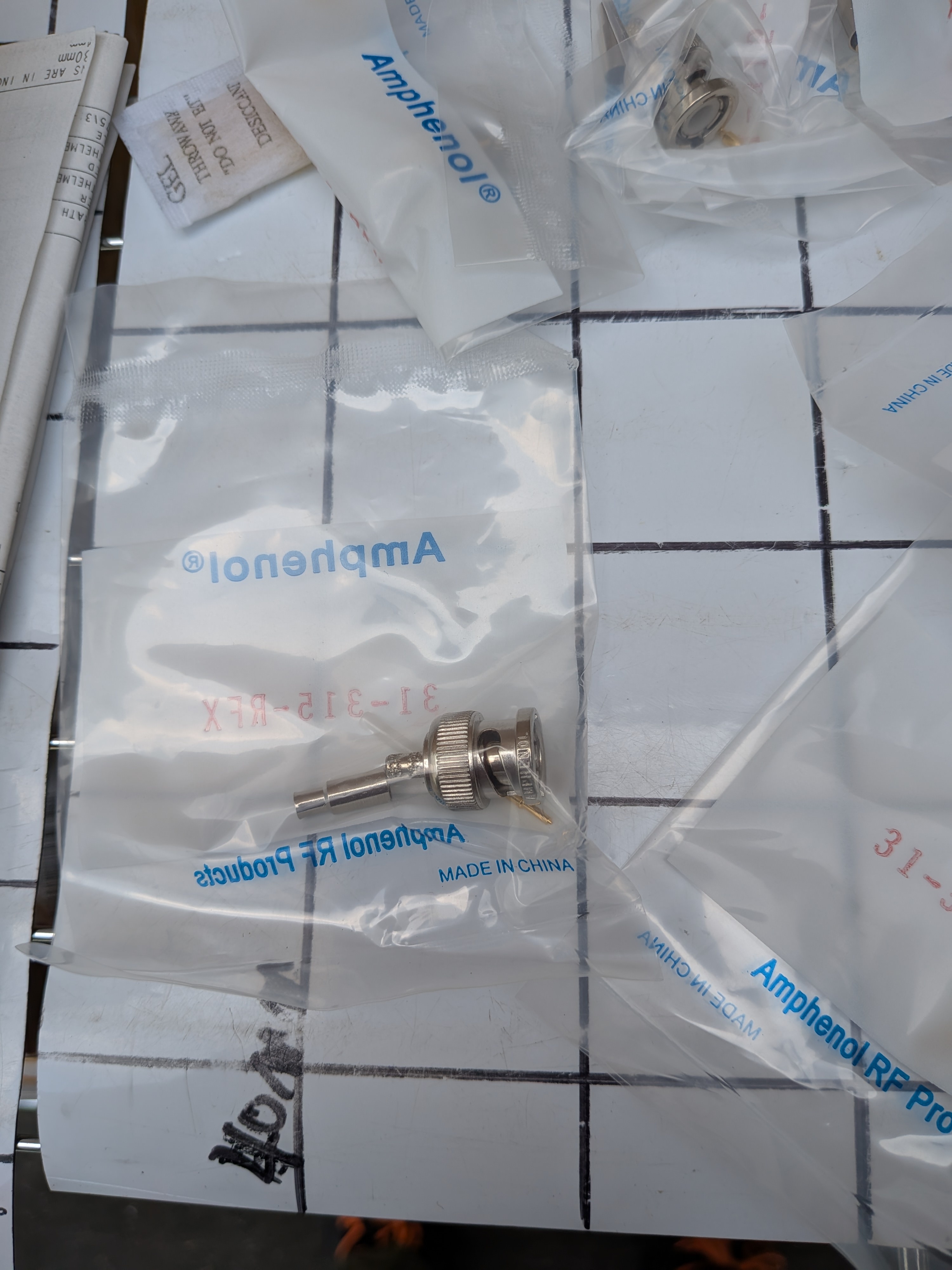 Amphenol社製 BN コネクタ　圧着工具付き(10,000円)　 新古品 