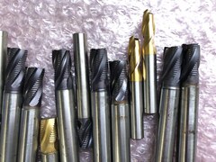 様々なメーカーやサイズがあります。 エンドミル1山 【エンドミル1山】様々なメーカーやサイズがあります。