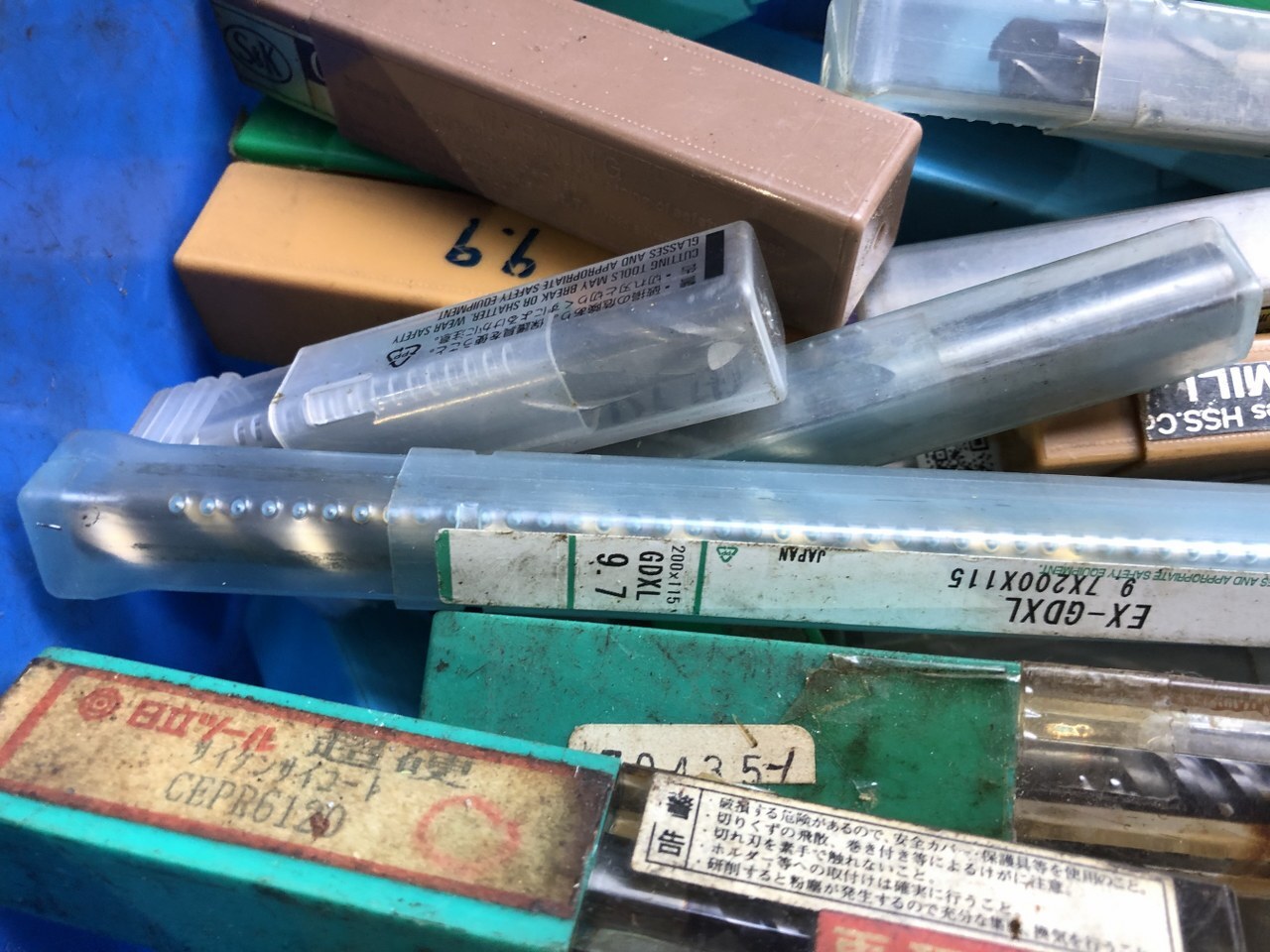 様々なメーカーやサイズがあります。 エンドミル1山 【エンドミル1山】様々なメーカーやサイズがあります。