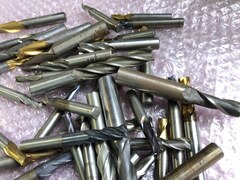 様々なメーカーやサイズがあります。 エンドミル1山 【エンドミル1山】様々なメーカーやサイズがあります。