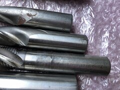 様々なメーカーやサイズがあります。 エンドミル1山 【エンドミル1山】様々なメーカーやサイズがあります。