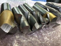 様々なメーカーやサイズがあります。 エンドミル1山 【エンドミル1山】様々なメーカーやサイズがあります。