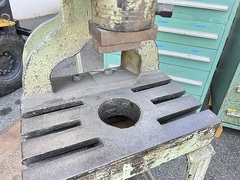  蹴飛ばしプレス 