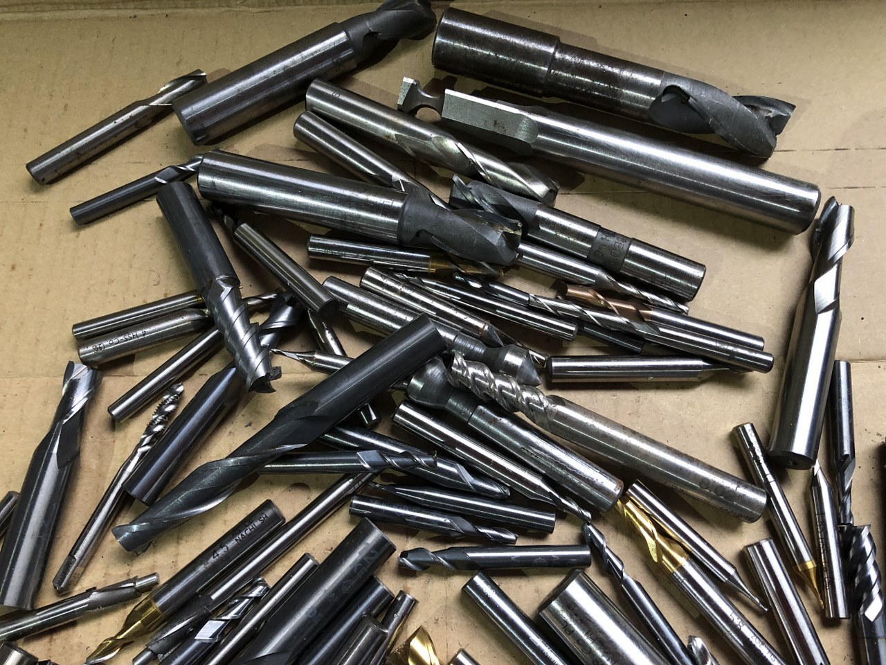 様々なメーカーやサイズがあります。 エンドミル1山  【エンドミル1山】3kg