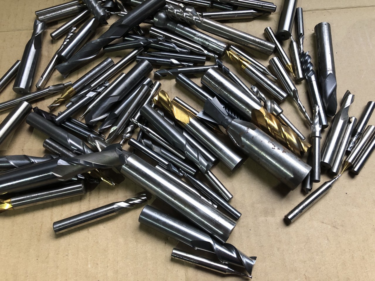 様々なメーカーやサイズがあります。 エンドミル1山  【エンドミル1山】3kg