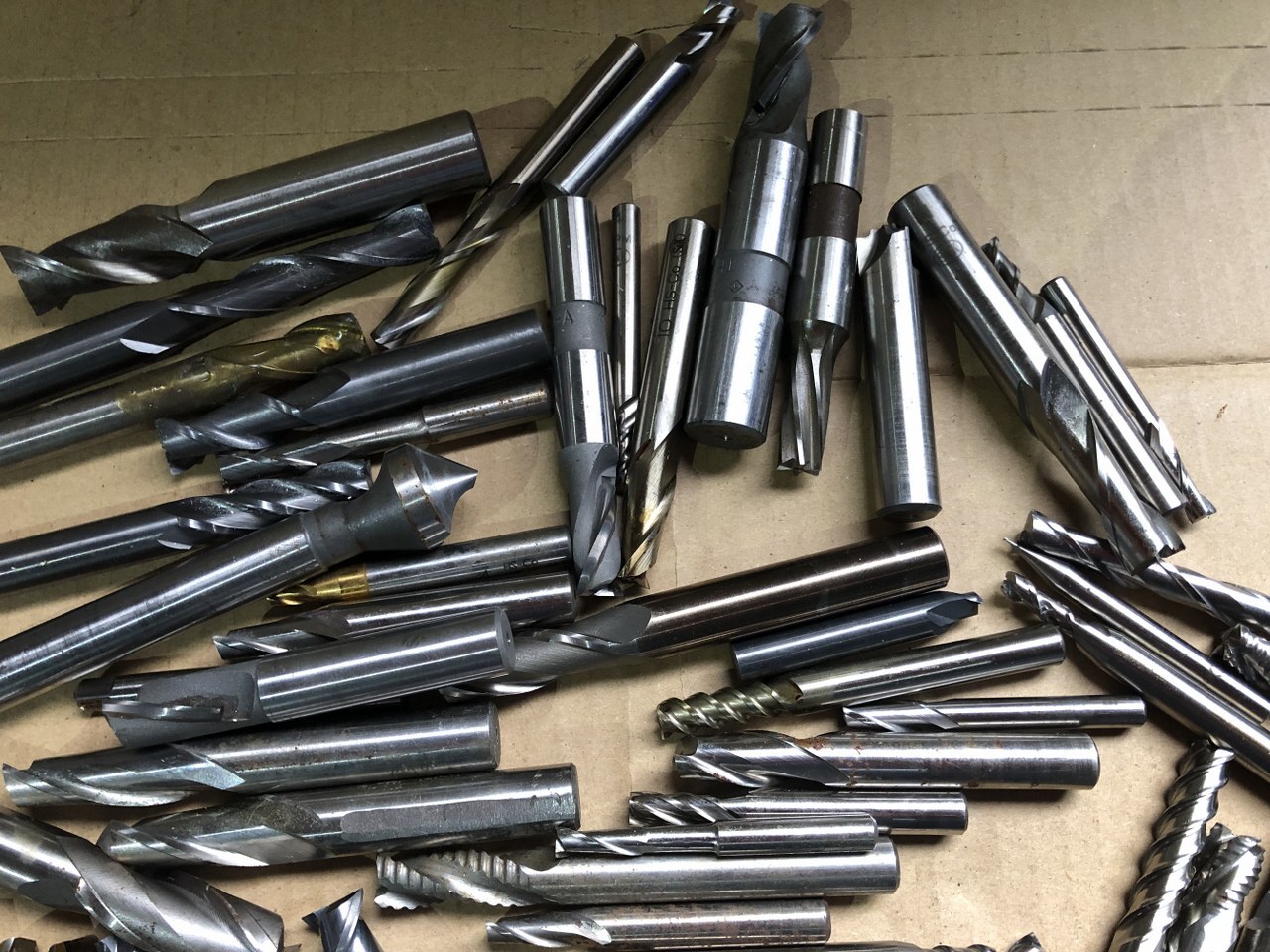 様々なメーカーやサイズがあります。 エンドミル1山 【エンドミル1山】2Kg