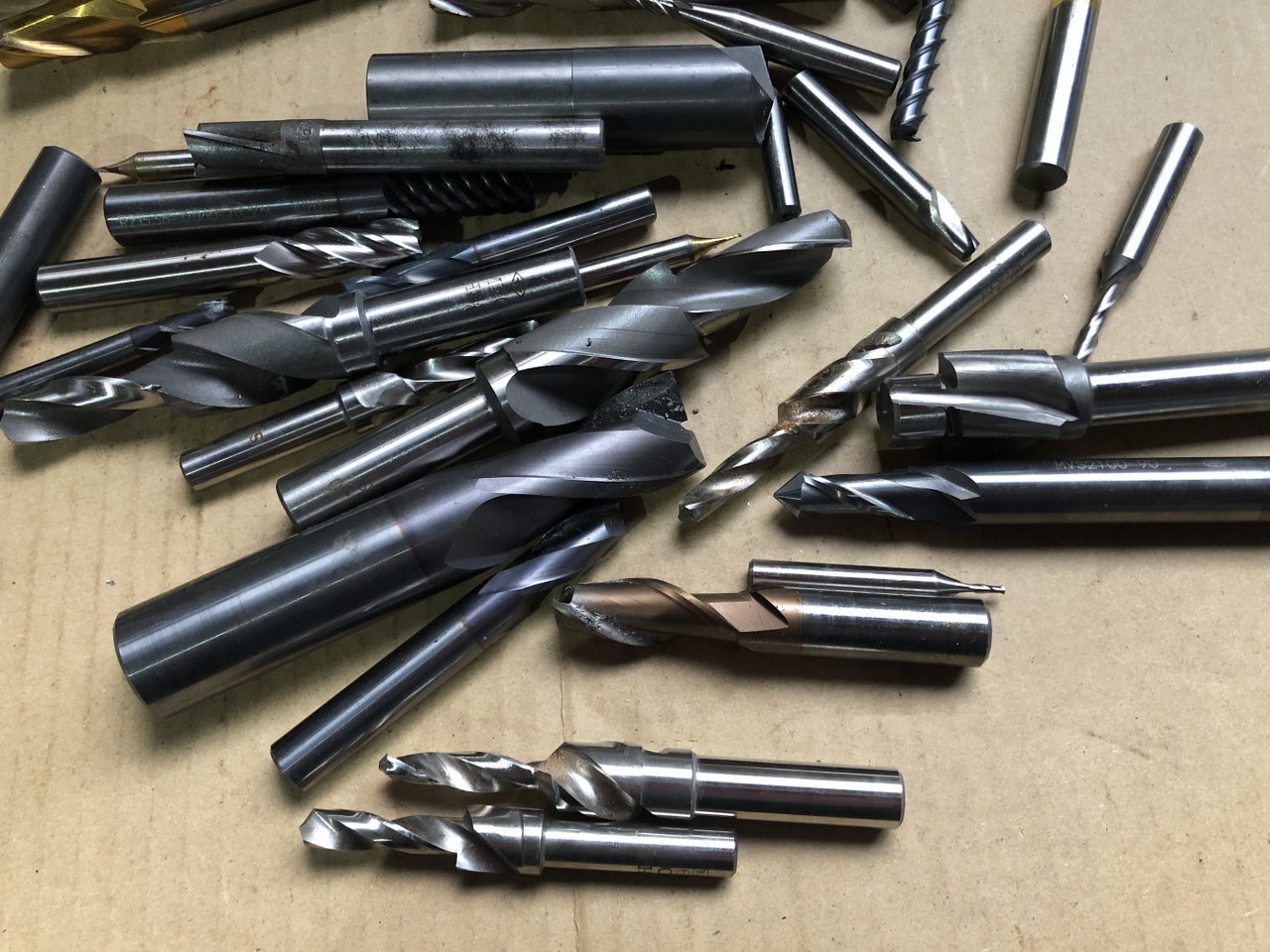 様々なメーカーやサイズがあります。 エンドミル1山 【エンドミル1山】2Kg