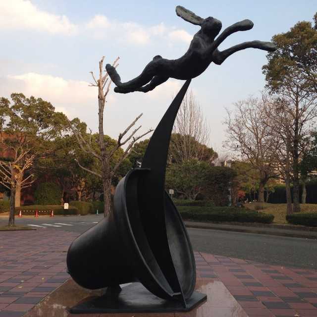 三日月と鐘の上を跳ぶ野うさぎ - まちクエスト