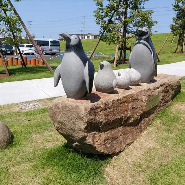 マゼランペンギンの石像 - まちクエスト
