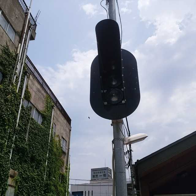 三位式現示色灯式信号機 - まちクエスト