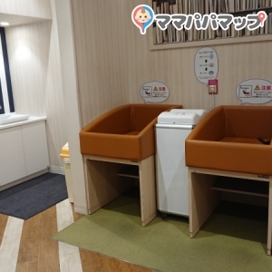 イオンモール幕張新都心3f立体駐車場専門店入口付近の授乳室 オムツ替え台情報