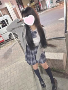 えみな『端整な顔つきに小悪魔感宿る魔性の美少女』