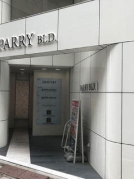 白い綺麗なビルの3F