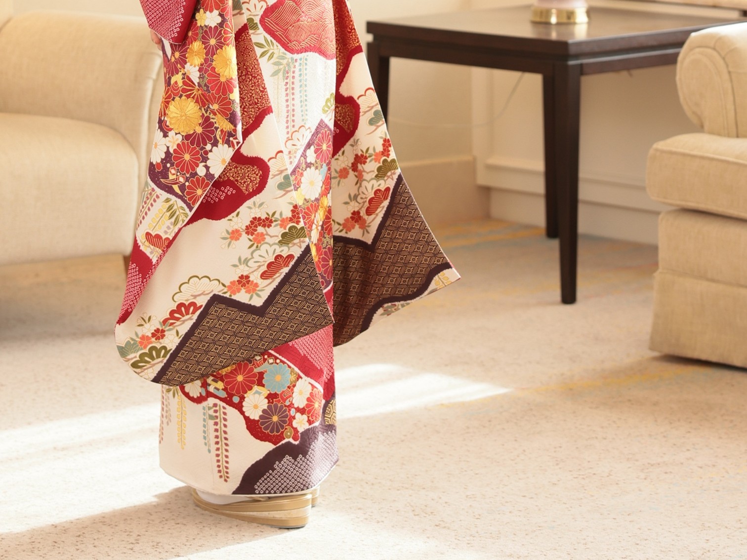 「かかとが出るのは正解？」成人式の草履サイズの選び方｜S/M/Lの目安と足が大きい場合の対処法