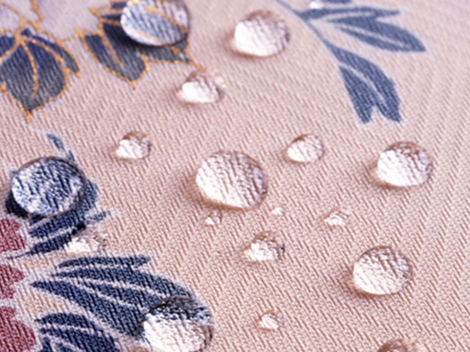 雨の日の成人式だって安心！撥水加工で水や食べこぼしから振袖を守ろう！｜すずのきの【はいぱーすずやか加工】