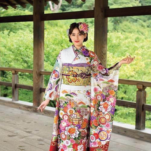 ゴージャスな白×赤の振袖に華やぐ吉祥文様で特別な私 ゴージャスな白×赤の振袖に華やぐ吉祥文様で特別な私