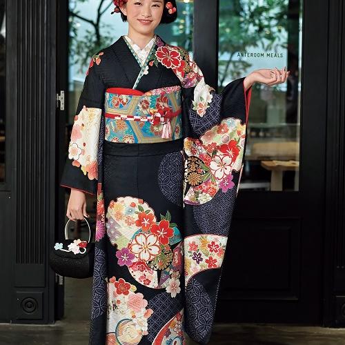 黒地に可憐な桜模様の振袖は、大人な私をキュートに演出 黒地に可憐な桜模様の振袖は、大人な私をキュートに演出