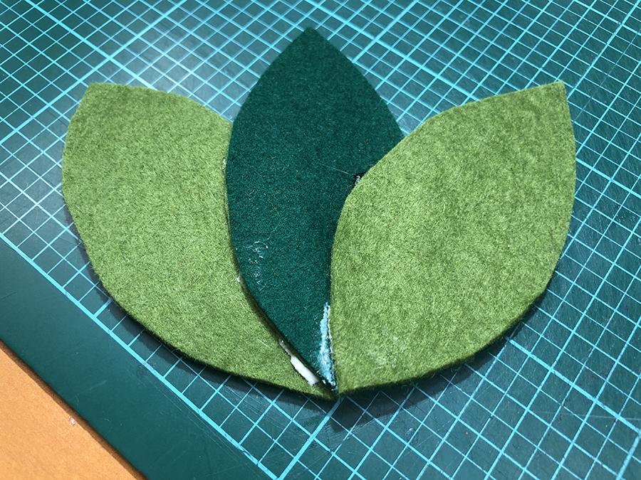 椿のお正月飾り 今年はフェルトで作ってみませんか おしゃれに一工夫 大きさを変えれば適材適所の飾り作れます 今からでも間に合います 温もりブログ 静岡県富士宮市を中心に手作りの温もりを大切にする 布と学生服の店 望幸