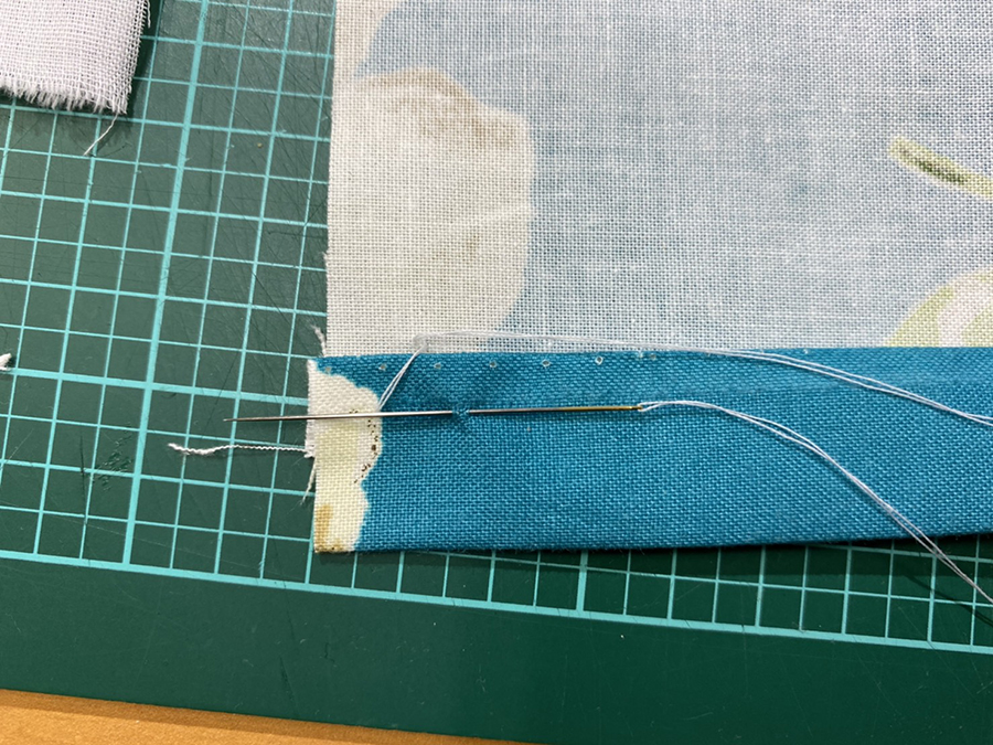 コの字まつり縫いに千鳥がけ 知っていて損はないまつり縫い 一つ上のまつり縫い スリットのほつれやズボンのすそ ほつれやすい布にぜひ さいほうの基本 いろいろなまつり縫い2 温もりブログ 静岡県富士宮市を中心に手作りの温もりを大切にする 布と学生服の