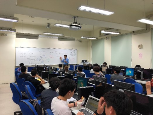 學員認真學習操作中
