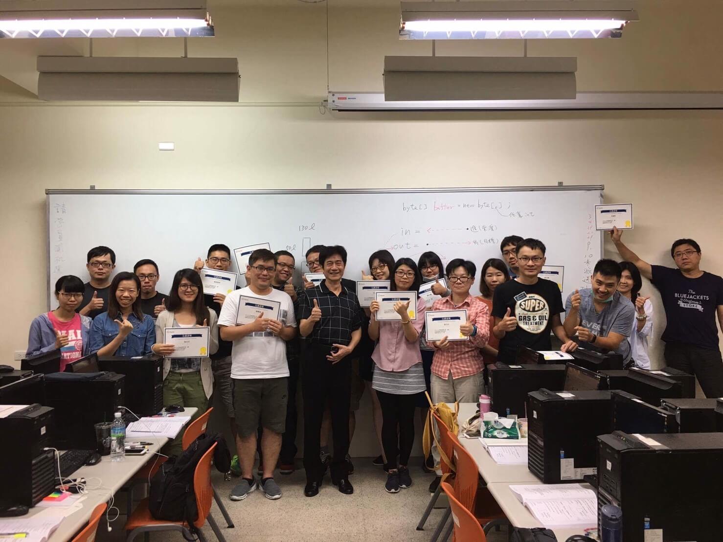 最會教JAVA的吳永志老師跟他的學生合影