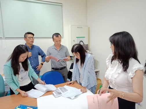 學員認真學習操作中