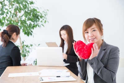 出会いは意外と近くにある! 職場結婚するポイントとは