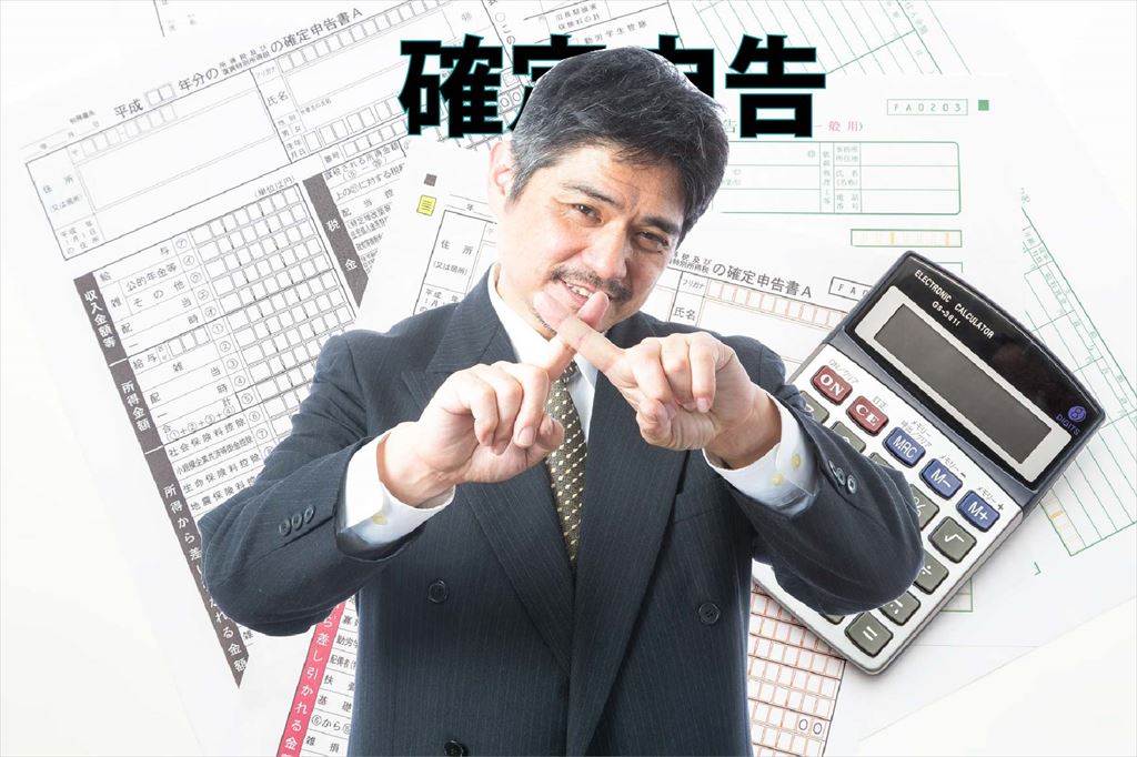 指でバツを作る男性