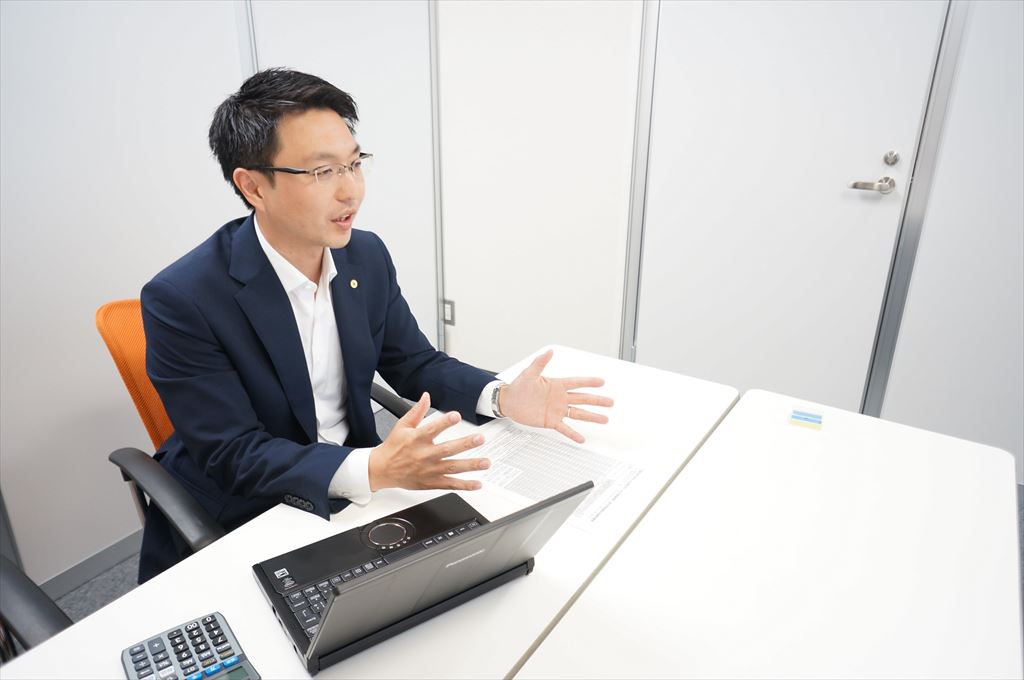 デスクで説明する男性