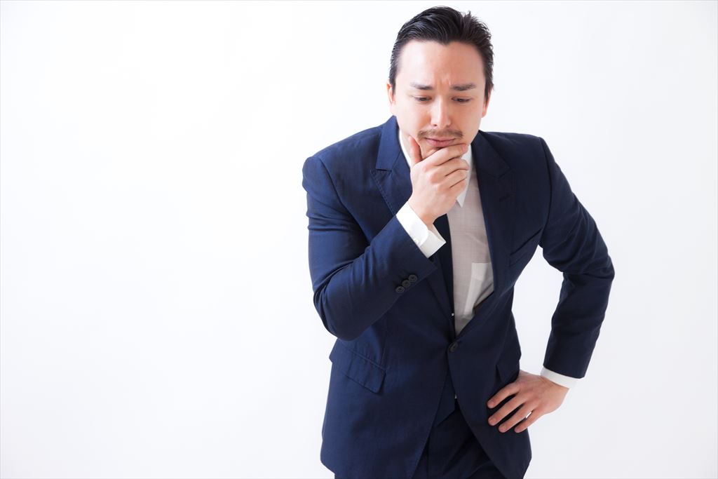 考え込む男性